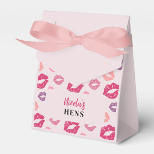 Para Regalos Los labios rosados besan la caja del favor del par