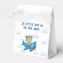 Oso de peluche en la caja de Baby Shower del avión