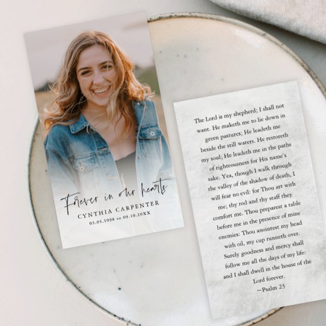 Para siempre en nuestra tarjeta funeraria en memor (Simple typography photo overlay forever in our hearts memorial cards.)