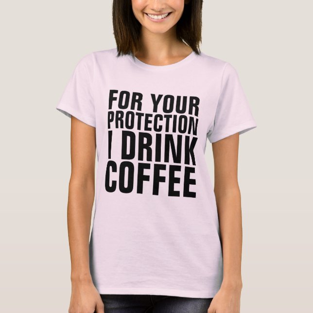 PARA TU PROTECCIÓN NECESITO CAFÉ Camisetas gracios (Anverso)