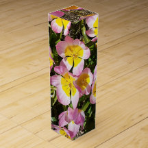 Flores rosas y amarillas Caja de vinos