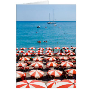 Paraguas en la costa de Amalfitan