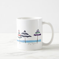 Paraguas en las tazas y el Drinkware de la playa