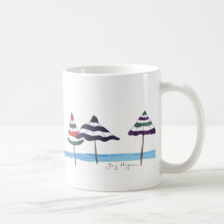 Paraguas en las tazas y el Drinkware de la playa