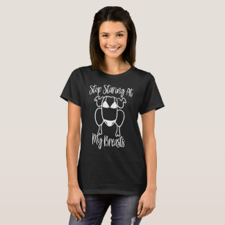 Pare el mirar fijamente mi camiseta de los pechos