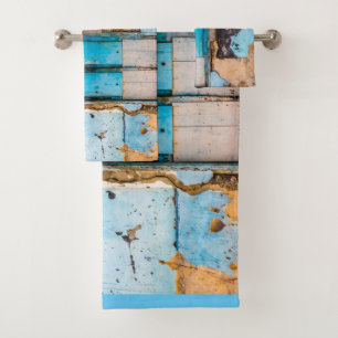 Pared azul y puerta