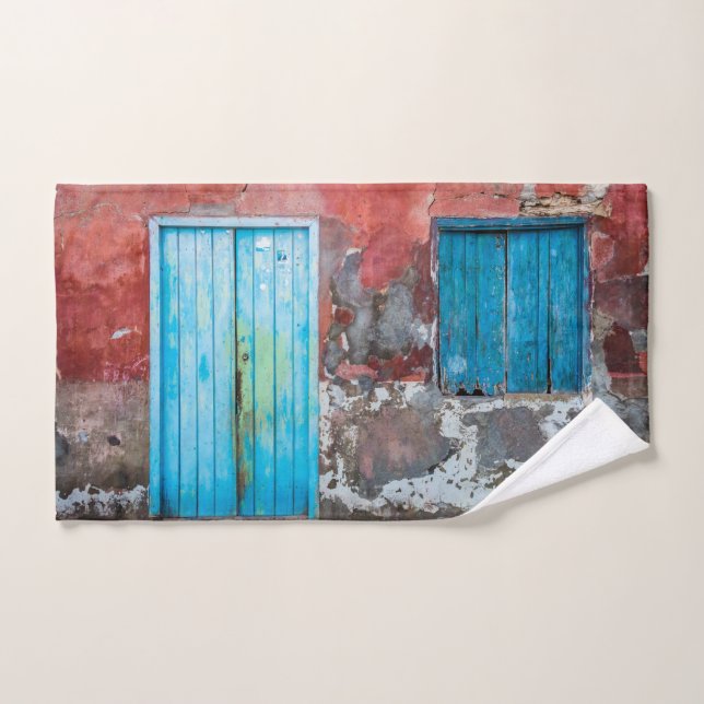 Pared colorida, puerta y persianas (Toalla de mano)
