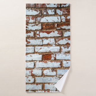 Pared de ladrillo antiguo con chapa blanca rociada
