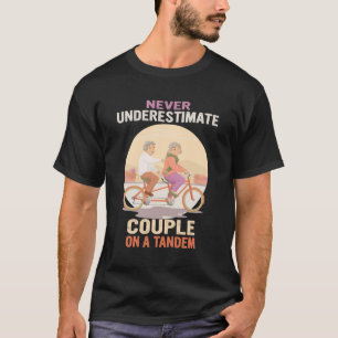 Pareja en una camiseta de tándem - Bicicleta de do