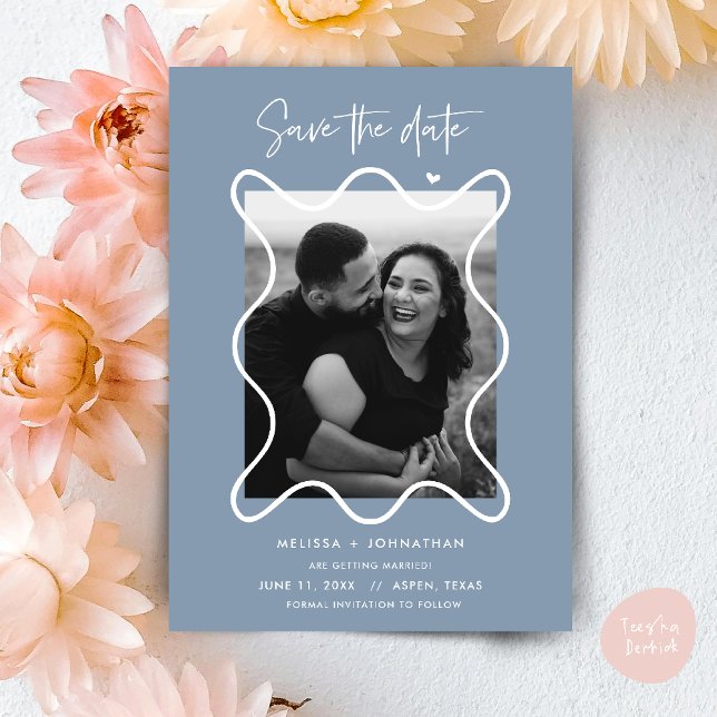 Pareja Feliz Anuncio de boda de guardar la fecha (Happy Couple Save the date wedding announcement whimsical in dusty blue)