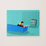 Pareja gay retro viendo el rompecabezas de la TV<br><div class="desc">¡Este diseño televisivo de la Pareja Gay Retro es simplemente fabuloso! El estilo de los años 60, con un diseño de arte minimalista, cuenta con el respaldo de una pareja acogedora y su programa favorito de televisión en blanco y negro. La sala, elegante, turquesa y verde azulada, destaca por su...</div>