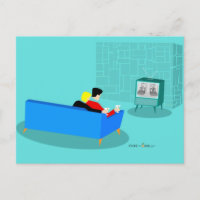 Pareja gay retro viendo tarjeta postal de TV