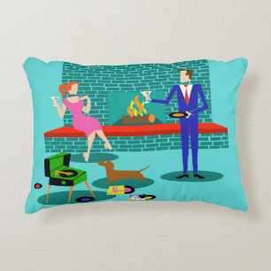 Pareja retro con almohada acento perro