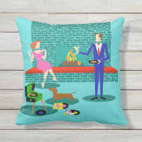 Pareja retro con almohada exterior de perro