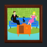 Pareja retro con caja de Keepsake con joyas de mad<br><div class="desc">Esta pareja retro con Keepsake de joyas de madera de gato cuenta con una pareja de personalizados que intenta ser acogedora mientras ve la televisión en un moderno sofá azul de mediados de siglo. El gato, sin embargo, tiene otras ideas. A un lado del sofá hay un hombre apuesto con...</div>