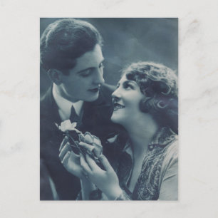 Pareja retro de los años 1920 con postal de época 