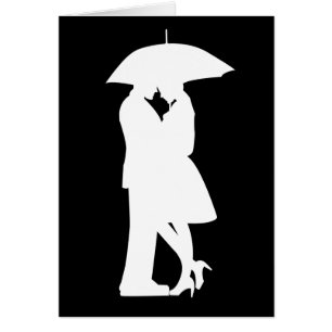 Pareja romántica bajo el paraguas