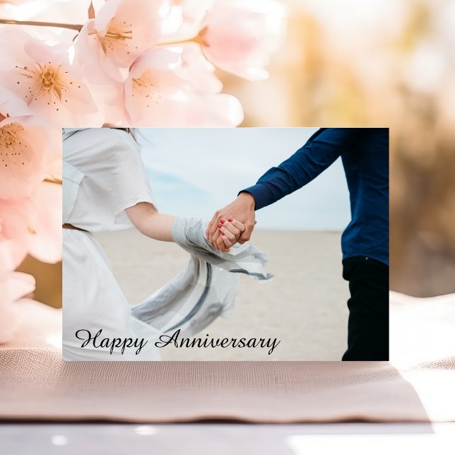 Pareja romántica feliz aniversario sosteniendo man (Subido por el creador)