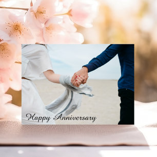 Pareja romántica feliz aniversario sosteniendo man