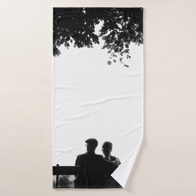 PAREJA SENTADA EN BENCH BAJO FOTO DE GRAYSCALE DE  (Toalla de baño)