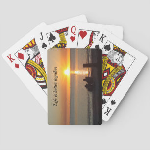Pareja Sentada En La Playa Con Cartas Para Jugar A