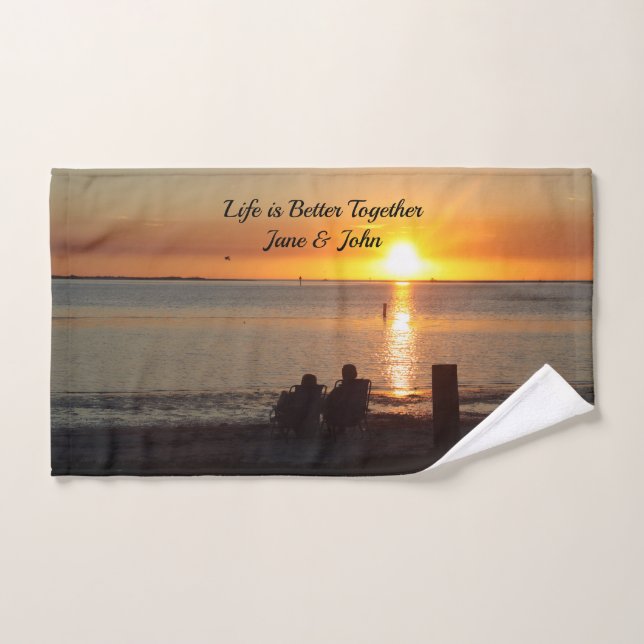 Pareja Sentada En La Toalla De La Mano De La Playa (Toalla de mano)