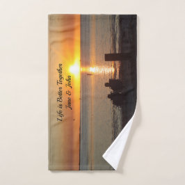 Pareja Sentada En La Toalla De La Mano De La Playa