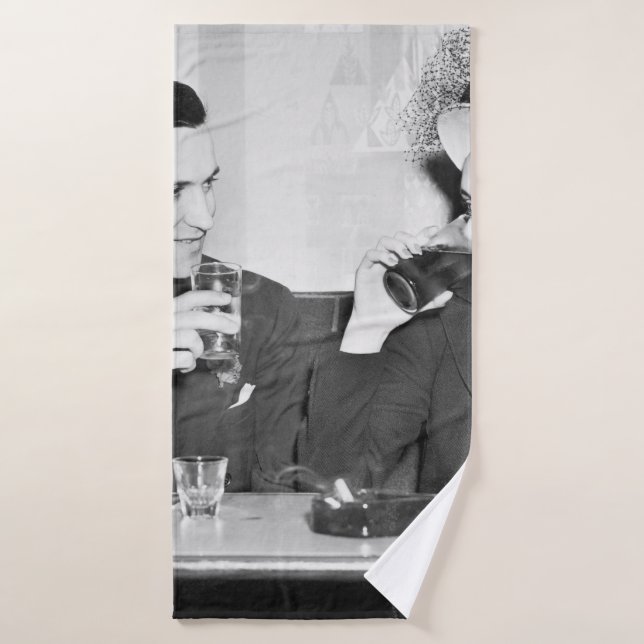 Pareja sentada en un restaurante coqueteando con n (Toalla de baño)