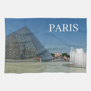 Paris Louvre Pyramid mira la toalla de té