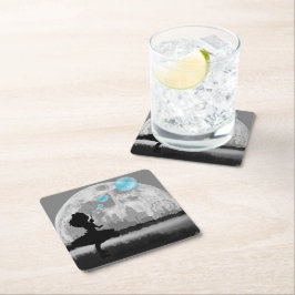 PARIS Niña haciendo un posavasos de papel de burbu