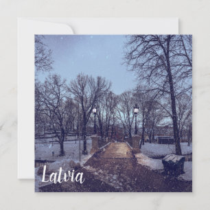 Parque de la ciudad nevada de invierno por la noch