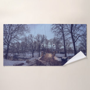 Parque de la ciudad nevada de invierno por la noch