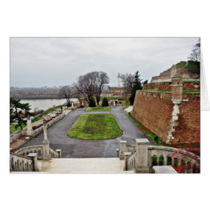 Parque grande Kalemegdan por el río Danubio Serbia
