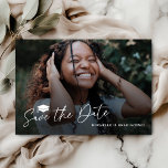 Parte De Graduación Guardar La Tarjeta De Fecha<br><div class="desc">Captura tu momento de graduación con nuestras sofisticadas tarjetas "Save the Date", que reflejan una combinación perfecta de encanto y simplicidad. Adoradas con una foto impresa del graduado contra un polvoriento overlay oscuro, estas tarjetas son una declaración de elegancia. El elegante tipo de letra del guión, acompañado de un símbolo...</div>