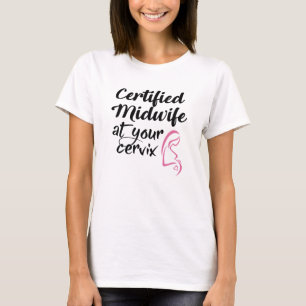 Partera certificada en su camiseta de la cerviz