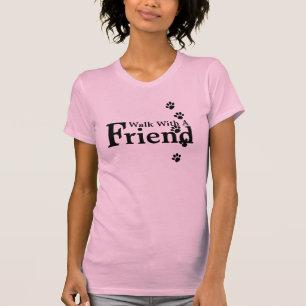 Paseo con una camiseta del rosa del amigo