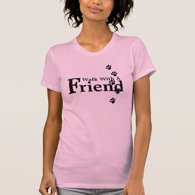 Paseo con una camiseta del rosa del amigo (Anverso)