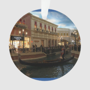 Paseo de la góndola en el ornamento veneciano