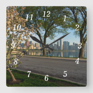 Paseo en bicicleta por el reloj de pared solidario