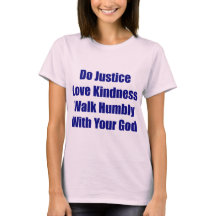 Paseo humildemente con su camiseta de dios