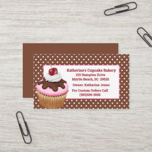Pastel con tarjetas de visita de la panadería de c