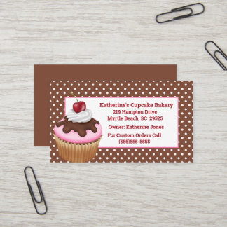 Pastel con tarjetas de visita de la panadería de c