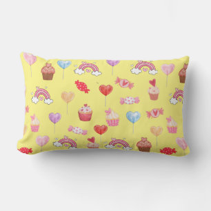 Pasteles amarillos y almohada lumbar con caramelos