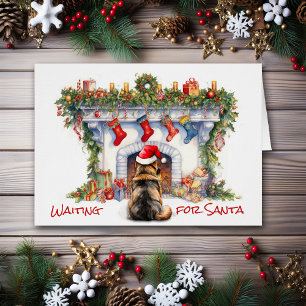 Pastor alemán espera la chimenea de los Navidades 