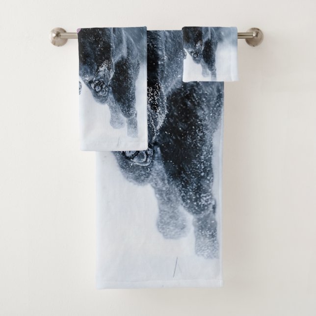 Pastor alemán negro con cubierta de Duvet de nieve (In situ)