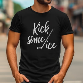 Patear algunos hombres de camisetas de hockey sobr