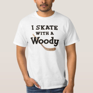 Patiné con una camiseta Woody Hockey Stick