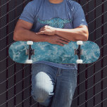 Patineta Blue Ocean Waves<br><div class="desc">Pasee por las olas con este impresionante skateboard azul de las olas del océano. Perfecto para principiantes y patinadores experimentados por igual, este tablero le dará la vuelta al parque de patinaje o a la playa. Compra en la tienda de moda Zazzle.</div>
