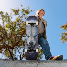 Patineta con cabeza de lobo blanco gruñendo