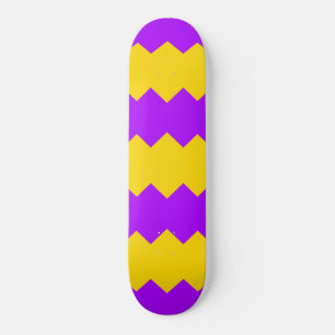 Patineta con franja en zig zag amarilla y púrpura
